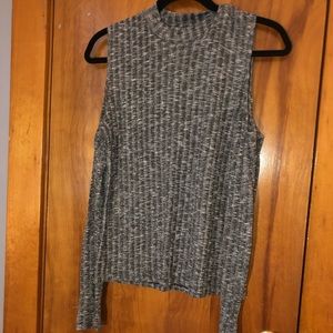 grey long sleeve shirt